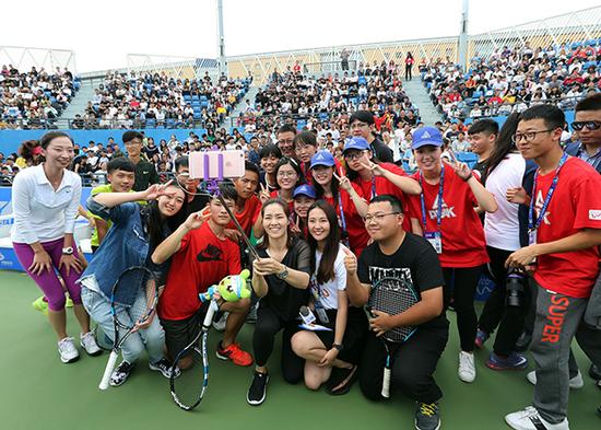 2017武汉公开赛四分之一决赛前露面与粉丝互动。