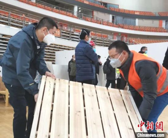 图为王志齐参与方舱医院建设 受访者供图 摄