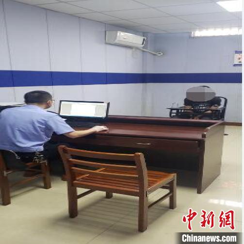 陳某接受警方調(diào)查。安陸警方供圖