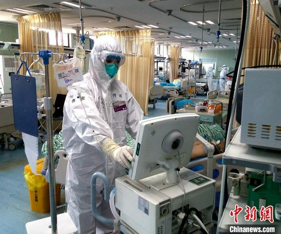 佟巖當時在襄陽中心醫院ICU病房工作場景（資料圖） 受訪者提供