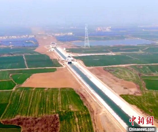 鄂北水资源配置工程加大流量试通水通过枣阳 唐庆春 摄