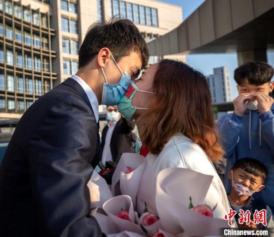 江苏援湖北医疗队女队员获甜蜜求婚。 江苏省人民医院供图