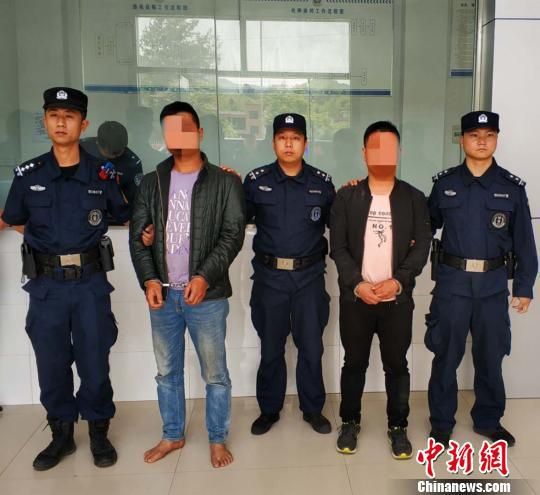 图为该盗砂团伙已被浠水警方依法刑事拘留 蔡俊 摄