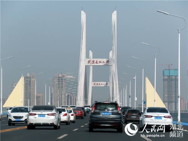 4月8日，在武漢長(zhǎng)江二橋，車輛有序通過(guò)。（王方 攝）