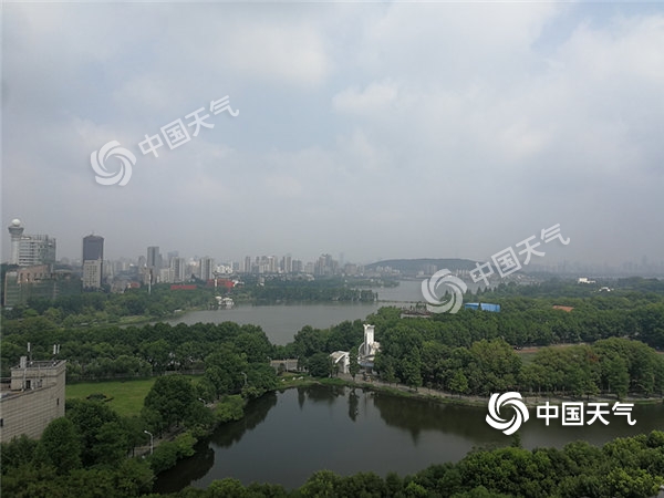 今天早上(7月6日),武汉阴云密布,阳光缝隙中透出