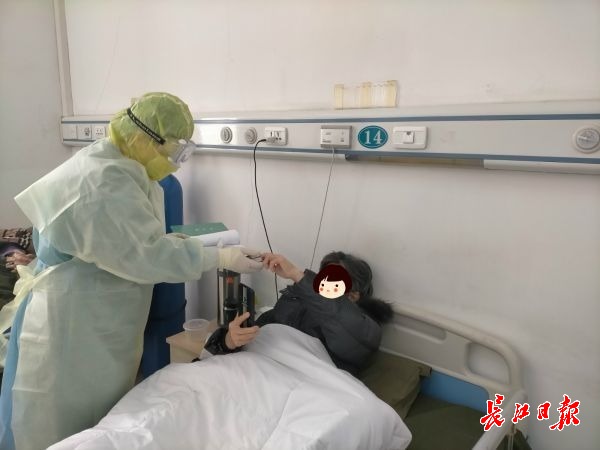 医护人员进行日常诊疗和护理 天津医疗队供图