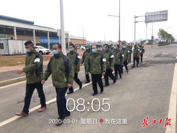 8时05分,送餐队员结束送餐排队回宿舍