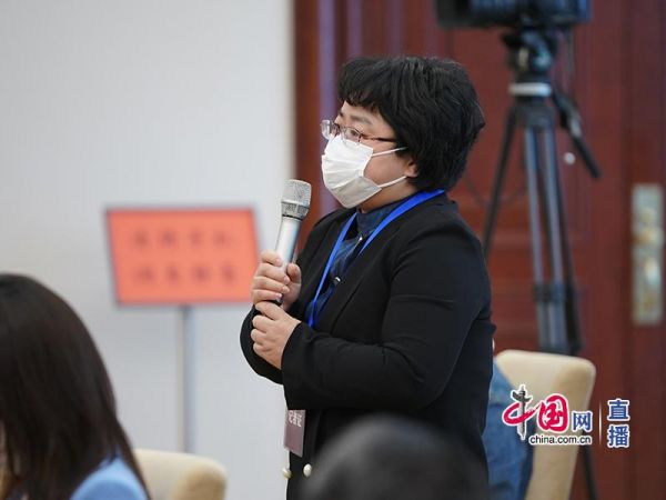 長江網(wǎng)駐京記者在發(fā)布會上提問 中國網(wǎng)記者鄭亮 攝