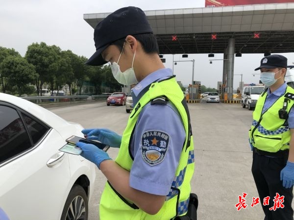 民警对车辆依法依规进行抽检