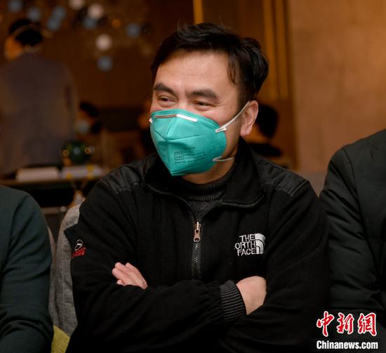图为1月31日,人民医院重症医学科副主任余追接受采访。中新社记者 安源 摄