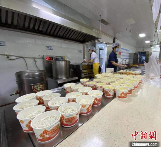 图为，武汉经开区华中智谷文化产业园为员工准备热干面 李正东 摄