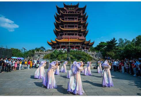 　游客在湖北武汉黄鹤楼景区观看演出（10月1日摄）。  新华社 图