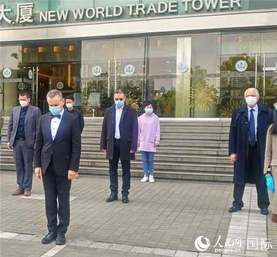 图为法国驻武汉总领事贵永华(左前一)率总领馆工作人员向因疫情逝世者默哀。 总领事馆供图
