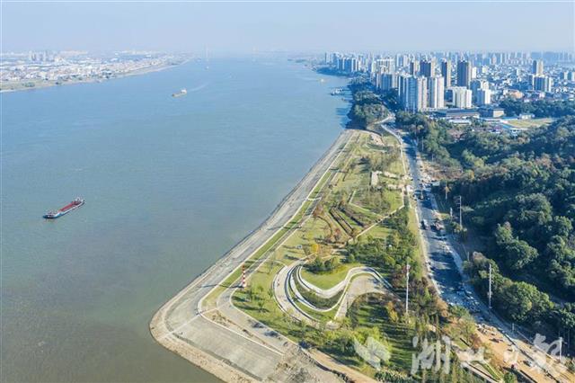 11月14日,俯瞰鄂州樊口一级水源保护地江滩。