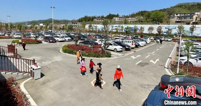 清明节假期,湖北麻城龟峰山景区停车场内停满了自驾游车辆。湖北省文化和旅游厅供图