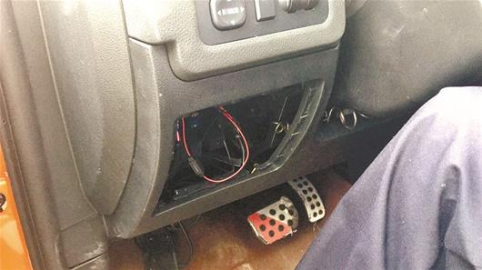 圖為該車的車機系統(tǒng)和兩套隱蔽的GPS設備被拆除