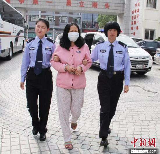 图为：犯罪嫌疑人周芳被台州椒江警方抓获。台州公安供图