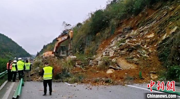 恩（施）來（鳳）高速一路段突發(fā)山體滑坡。恩施警方 供圖