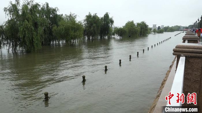 汉口江滩二级亲水平台已被江水淹没 张芹 摄