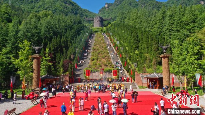 “辛丑年华夏始祖炎帝祭祀大典”在湖北神农架神农坛景区举行。　喻玲 摄