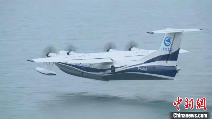 2018年10月，AG600飞机在荆门漳河机场完成水上首飞（资料图） 熊东东 摄
