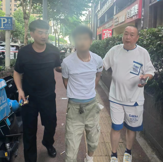 武汉一男子为了五毛钱发涉黄小卡片，获利2000元后被拘留