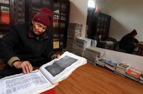 2月4日,农历大年三十,马旭的丈夫颜学庸整理资料。 记者 李子云 摄