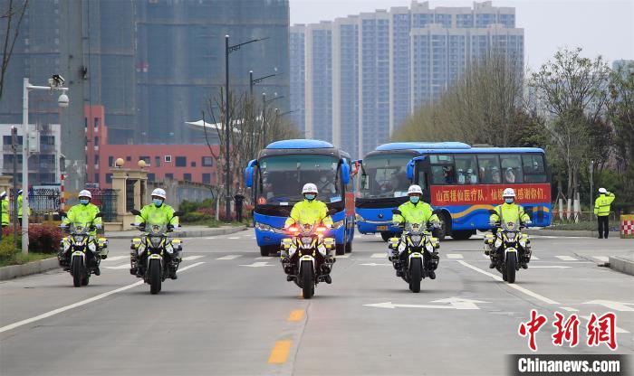 随着警笛鸣响、警灯闪烁，满载200多名医疗队员的大巴车出发。　景岩 摄