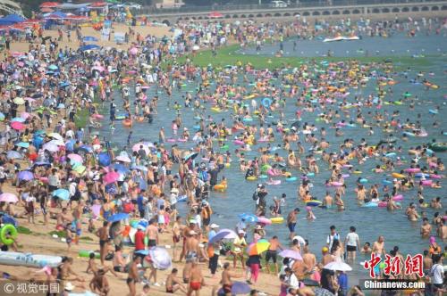 7月29日，数千名游客在山东青岛第一海水浴场纳凉避暑。 王海滨 摄