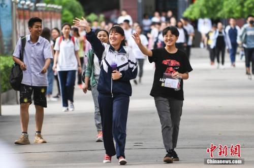 资料图：6月8日，山西太原成成中学考点，走出考场的考生露出灿烂笑容。中新社记者 武俊杰 摄