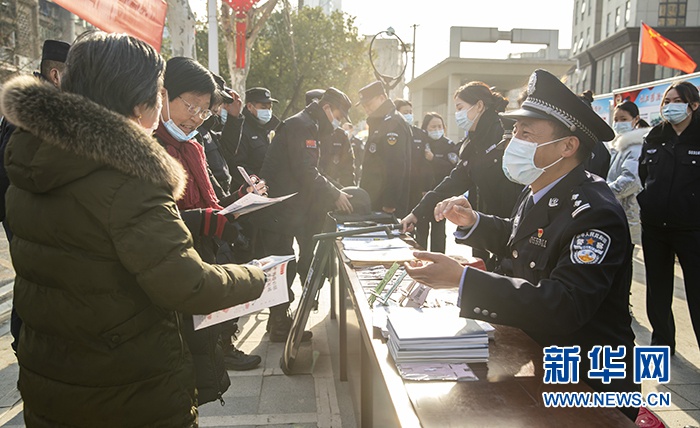 图为荆州公安加强社会宣传，组织发动社会群众，广泛收集破案线索，共同维护社会治安。新华网发