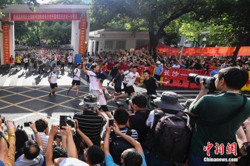 资料图：6月8日下午，湖南长沙市一中考点外，考生跑出考场，庆祝高考结束。 中新社记者 杨华峰 摄