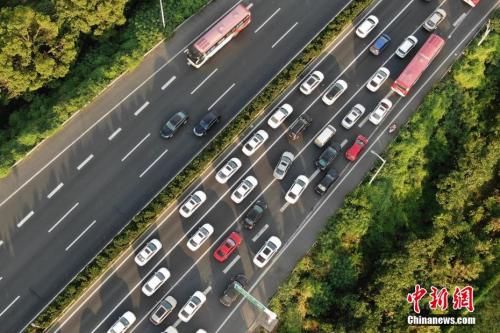 资料图:多地出现出行高峰,高速开启拥堵模式。中新社记者 泱波 摄