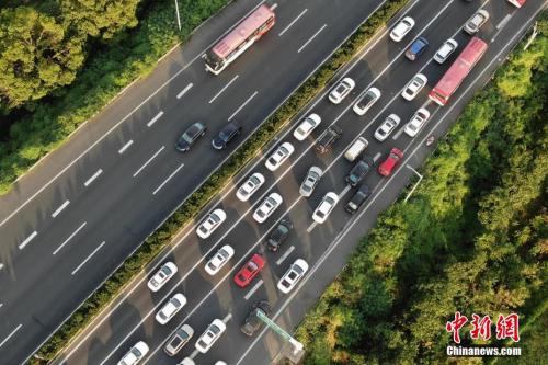 资料图：多地出现出行高峰，高速开启拥堵模式。中新社记者 泱波 摄