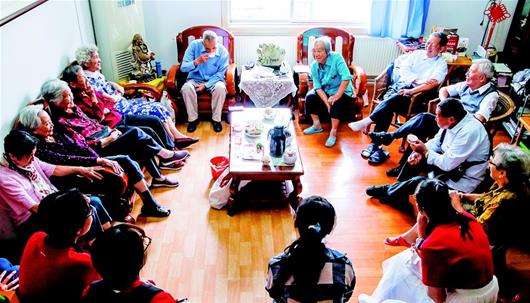 图为毕业58年后，老同学们在家人陪同下在傅院士家中聚会