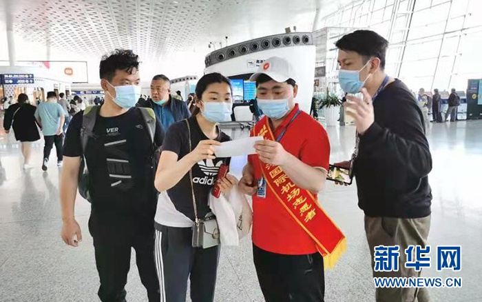 “五一”假期,武汉天河机场志愿者为旅客提供志愿服务。新华网发 俞杨摄