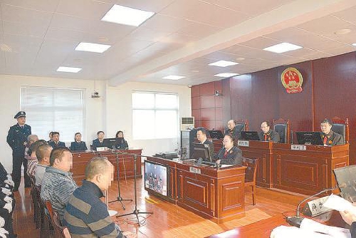 圖為連光輝等7人惡勢(shì)力犯罪集團(tuán)案庭審現(xiàn)場(chǎng)。