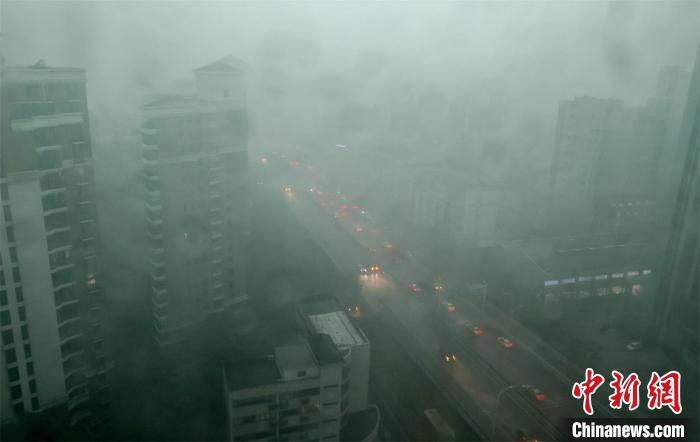 强降雨突袭武汉，白昼如黑夜 张畅 摄