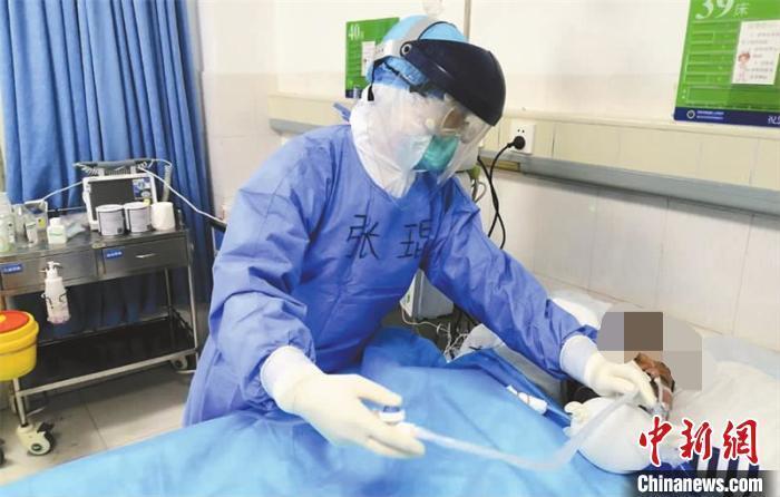资料图:医护人员精心照料躺在病床上的诸某。张驰 摄