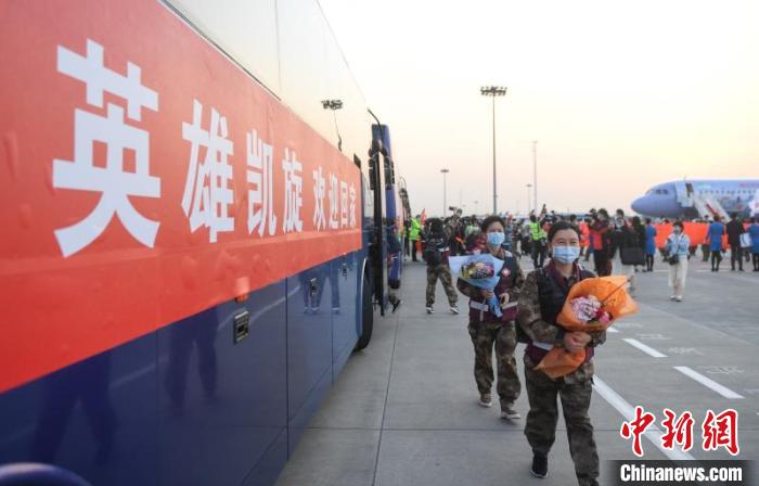 浙江省援武汉第二批医疗队抵达机场。　王刚 摄