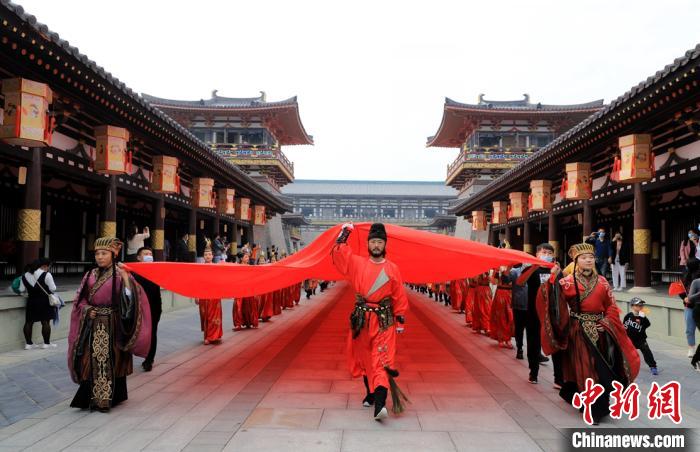 湖北襄阳|湖北襄阳：71米长巨型红旗庆华诞