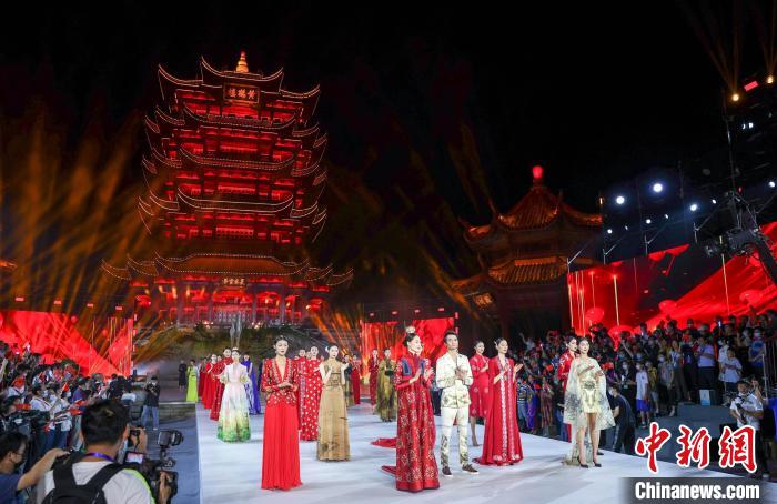 图为,黄鹤楼前上演时尚大秀 张畅 摄
