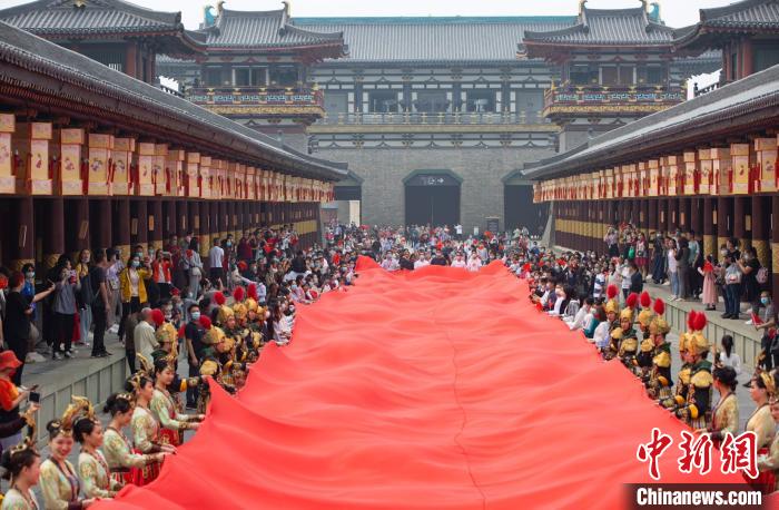 湖北襄阳|湖北襄阳：71米长巨型红旗庆华诞