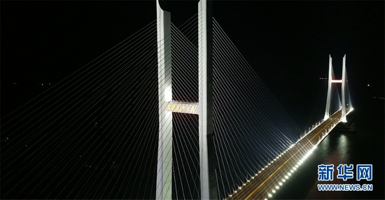 夜色下的赤壁长江公路大桥。新华网发