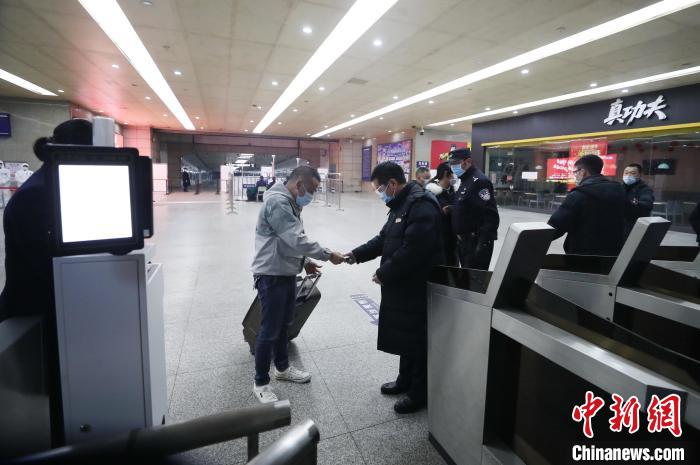 图为,返汉第1位务工人员经过武昌火车站出站口验票出站 胡金力 摄