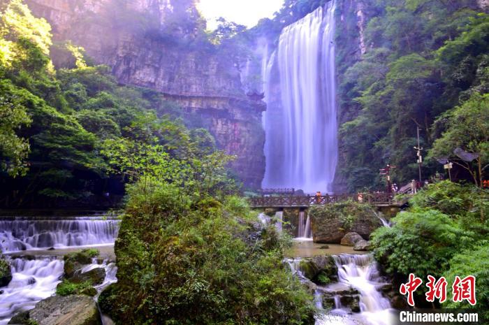 闭园建设近300天的三峡大瀑布景区正式开园迎客。　刘康　摄