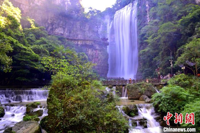 闭园建设近300天的三峡大瀑布景区正式开园迎客。 刘康 摄