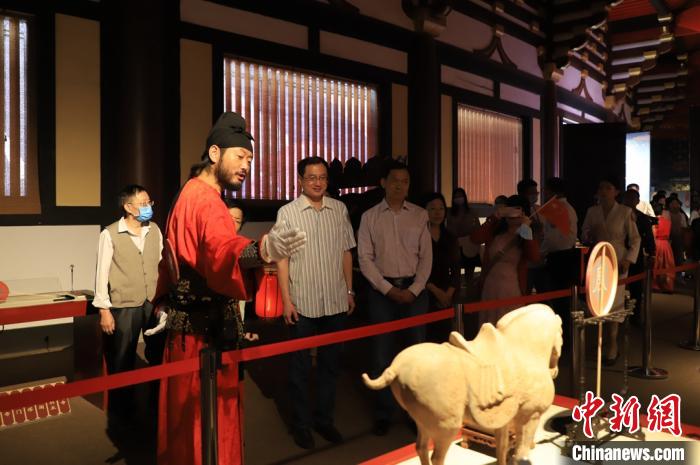 湖北襄阳|湖北襄阳：71米长巨型红旗庆华诞