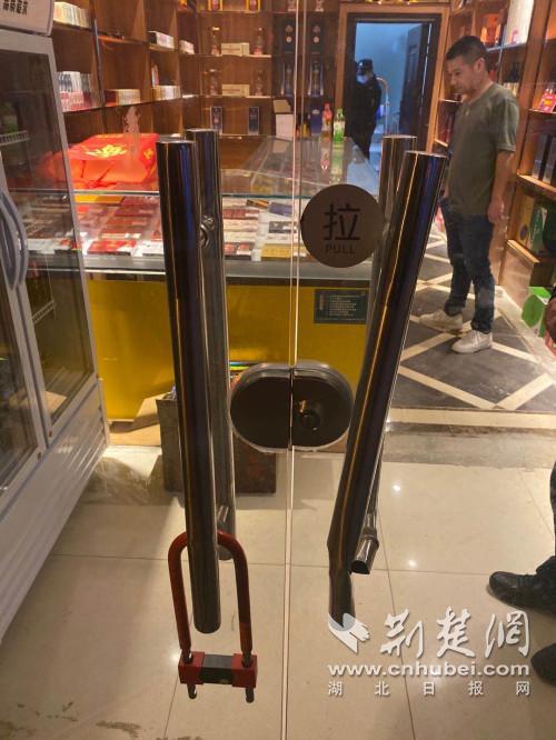 湖北武汉|男子拉断商铺门把入店盗窃 民警5分钟赶到瓮中捉鳖