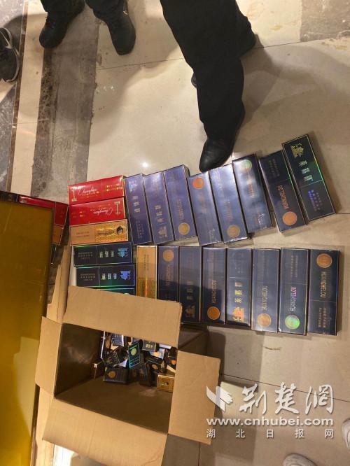 湖北武汉|男子拉断商铺门把入店盗窃 民警5分钟赶到瓮中捉鳖